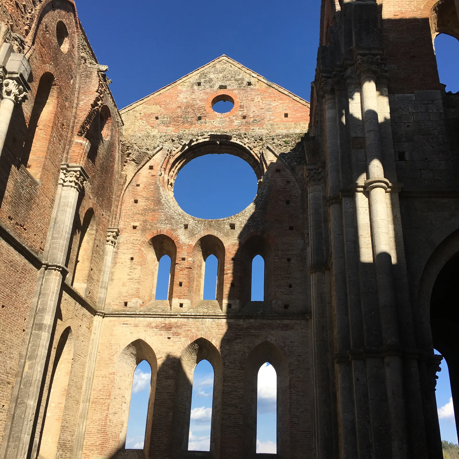 La navata dell’Abbazia di San Galgano, a cielo aperto con il prato al posto del pavimento