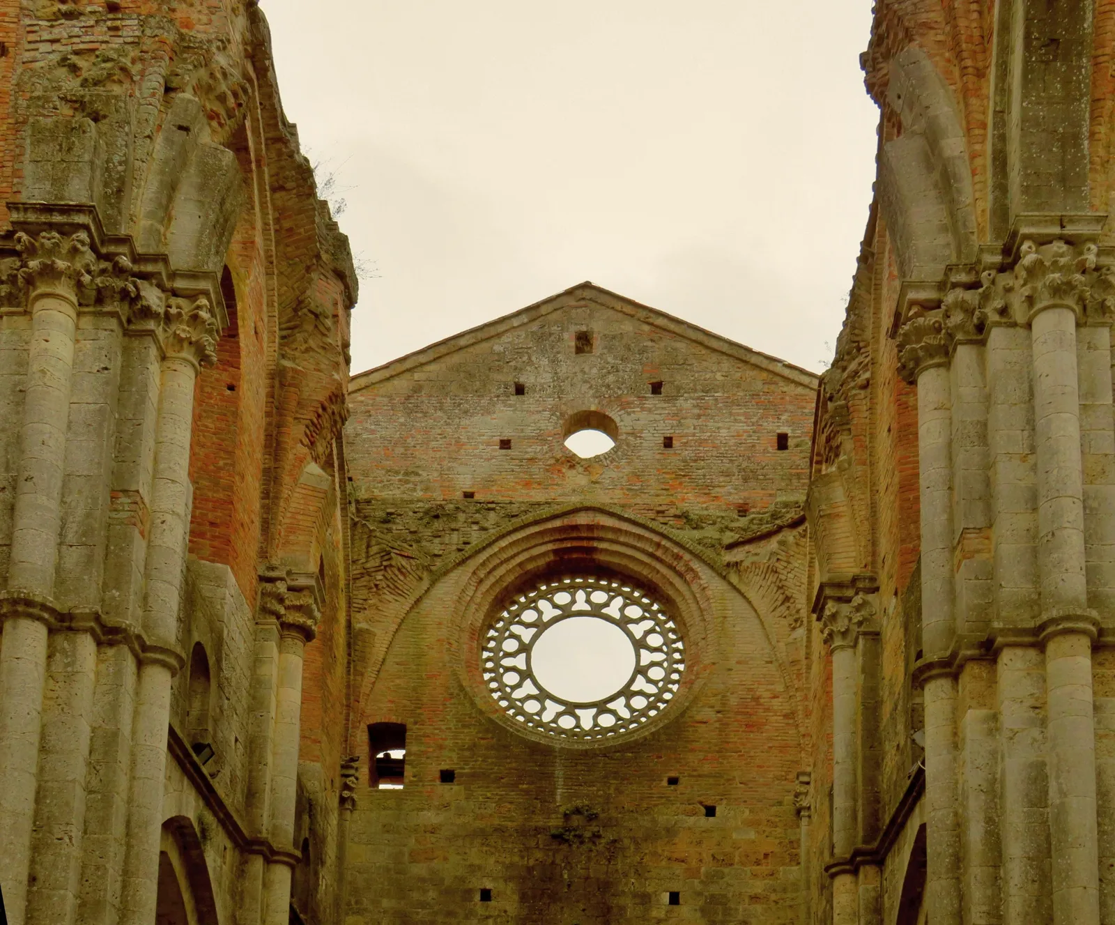 La parete con il rosone all’interno dell’Abbazia di San Galgano