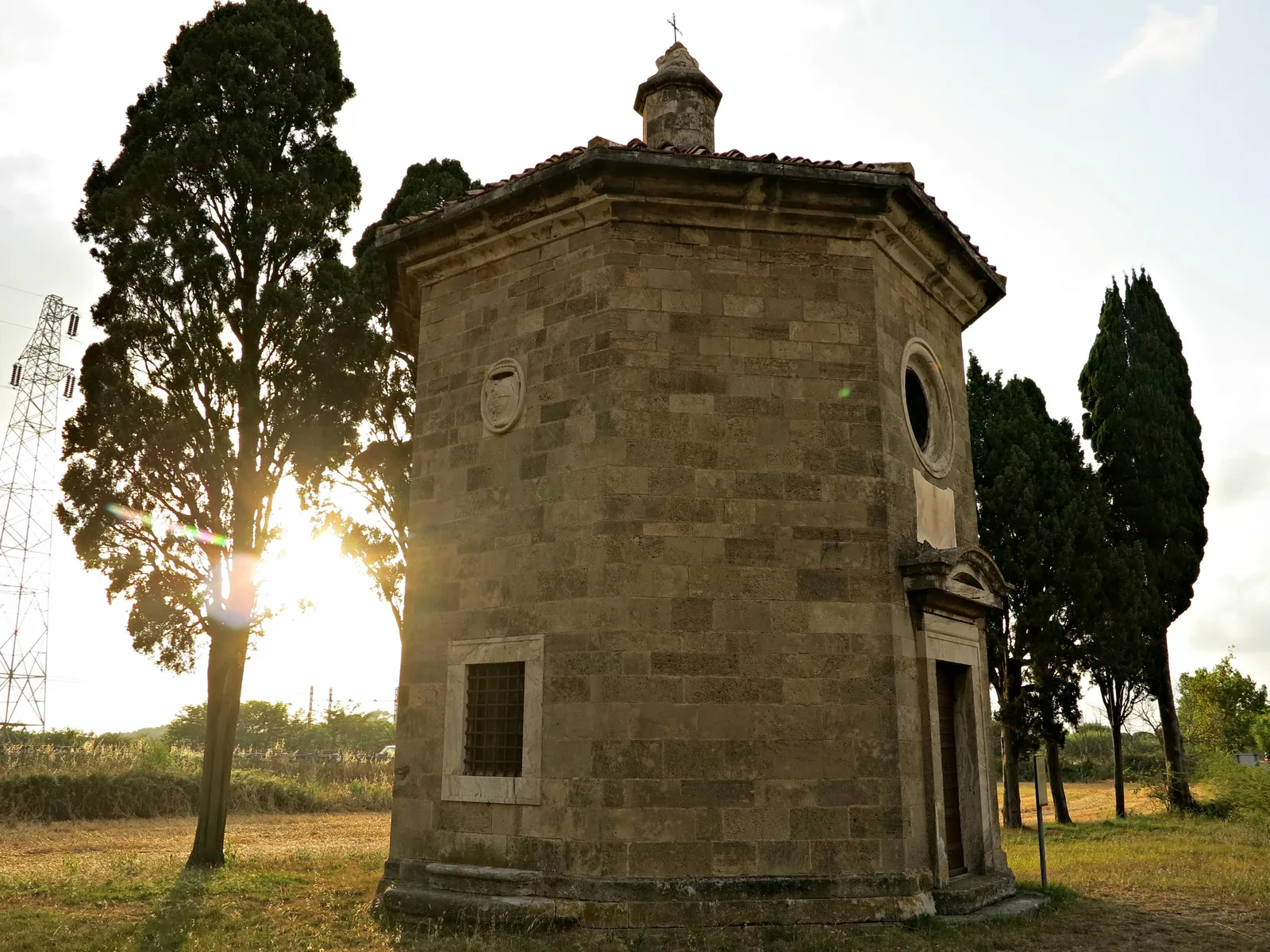 L’Oratorio di San Guido all’inizio del viale dei cipressi di Bolgheri