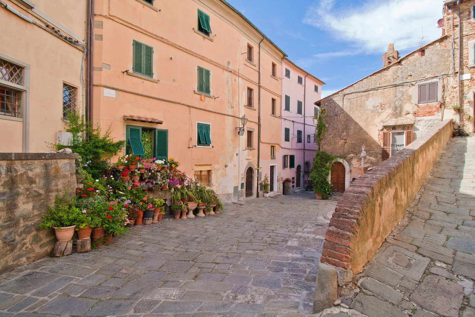 Una via del centro storico di Castagneto Carducci con i vasi di fiori