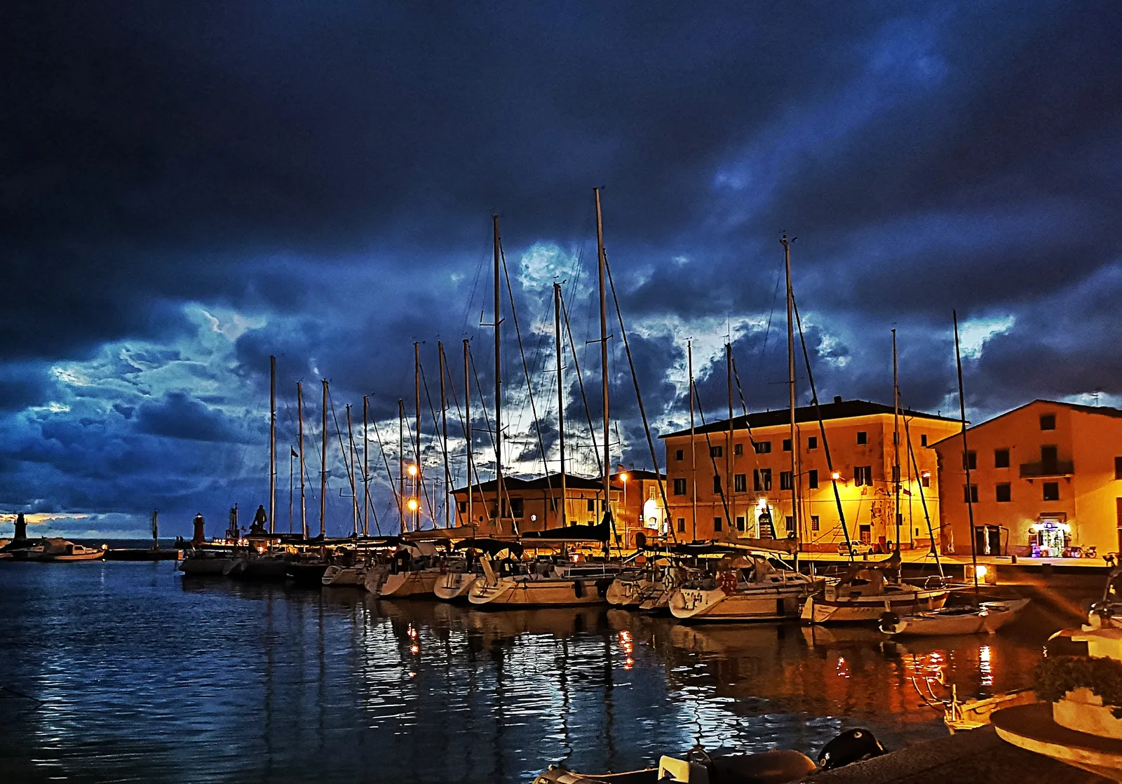 La darsena di Castiglione della Pescaia con le barche ormeggiate al tramonto