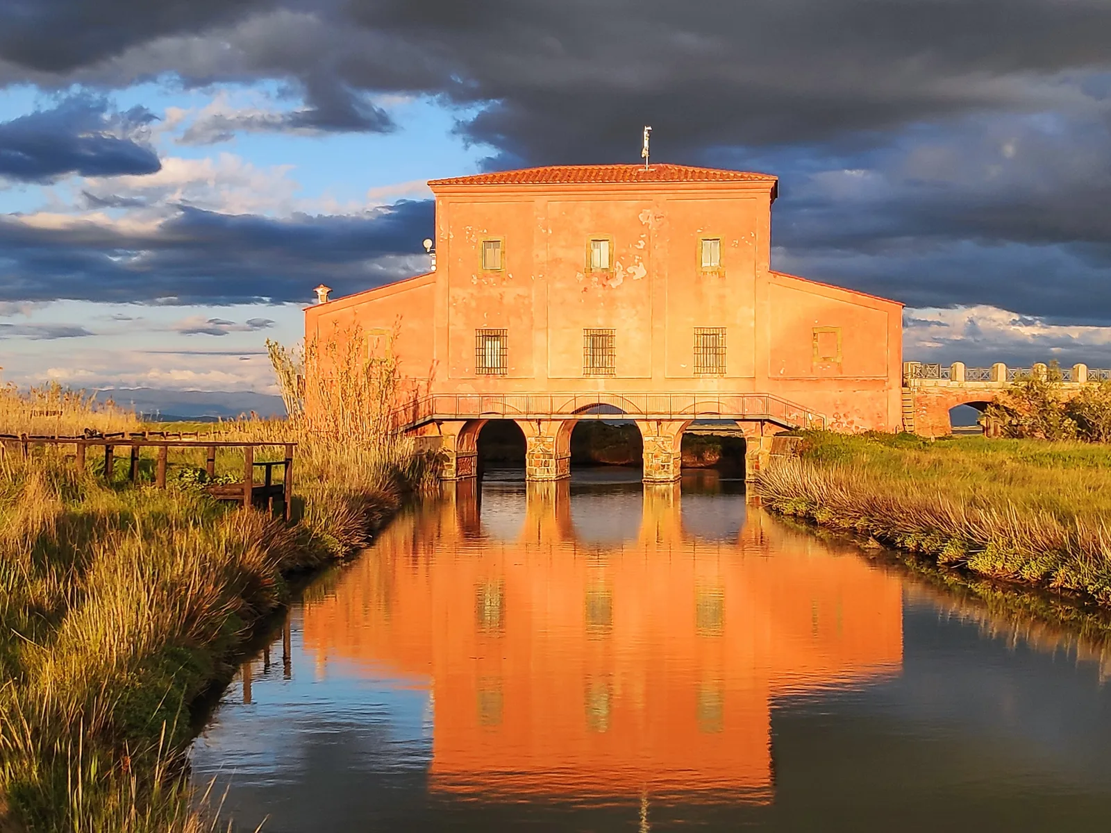 La Casa Rossa Ximenes riflessa nell’acqua del canale nella riserva Diaccia Botrona