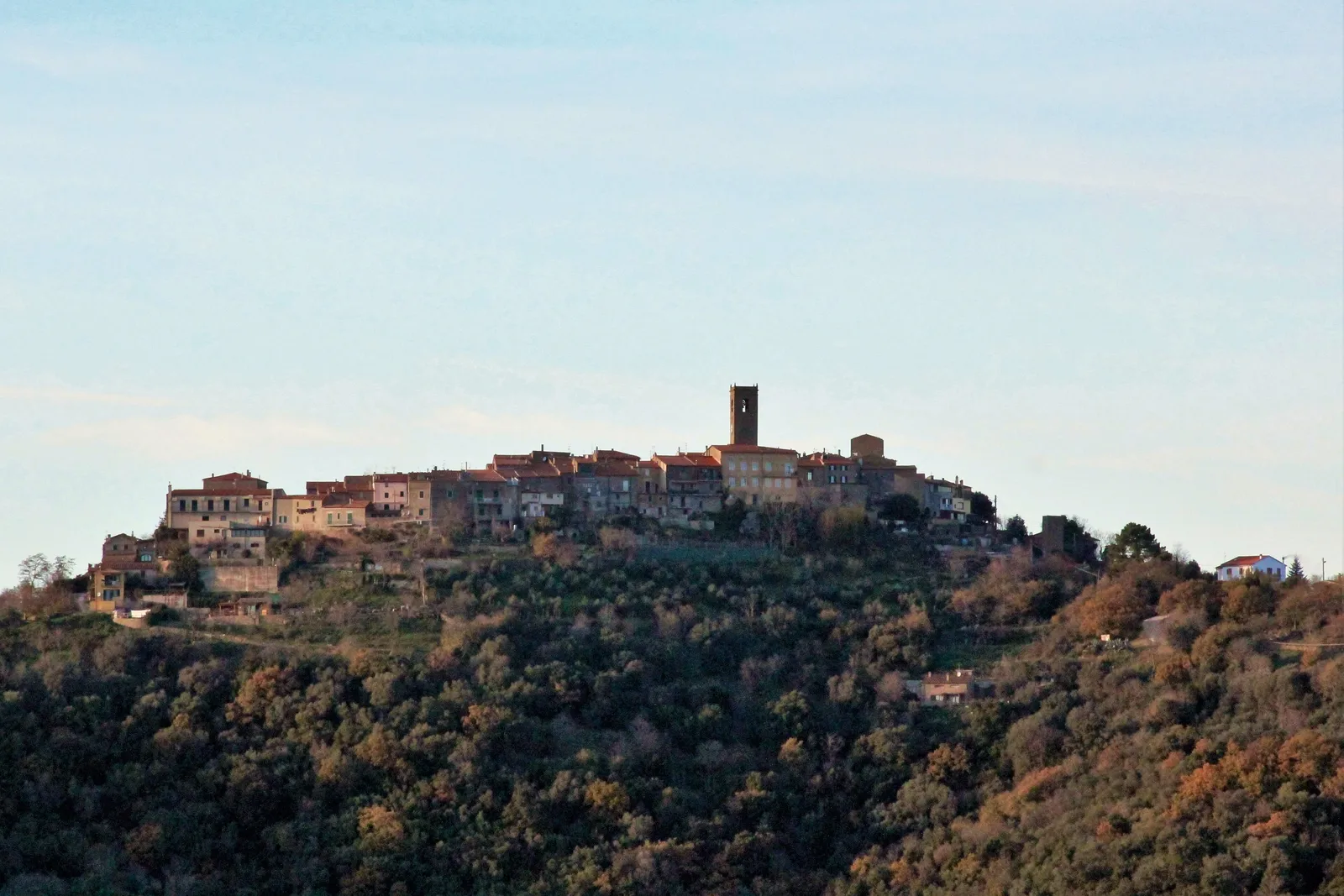 Il borgo di Vetulonia sulla collina sopra la piana di Grosseto