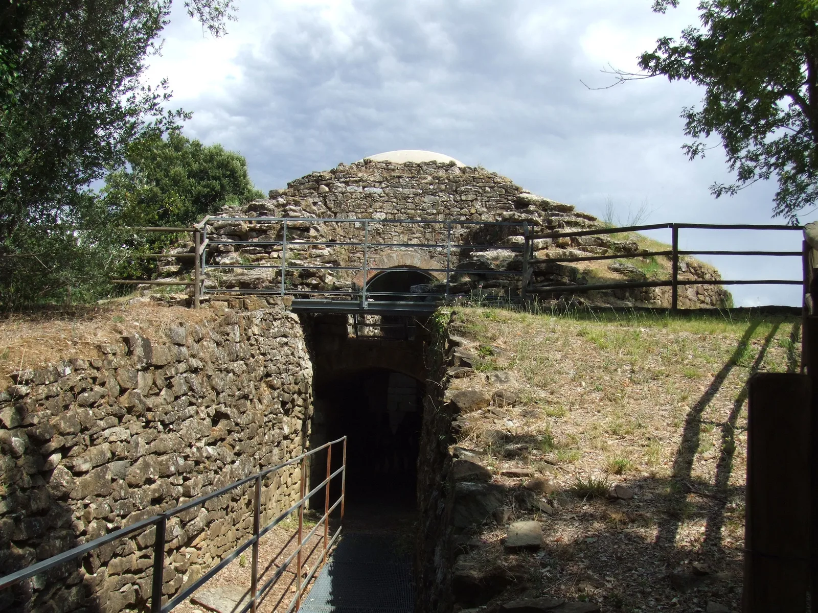 Il corridoio d’ingresso della tomba etrusca della Pietrera a Vetulonia