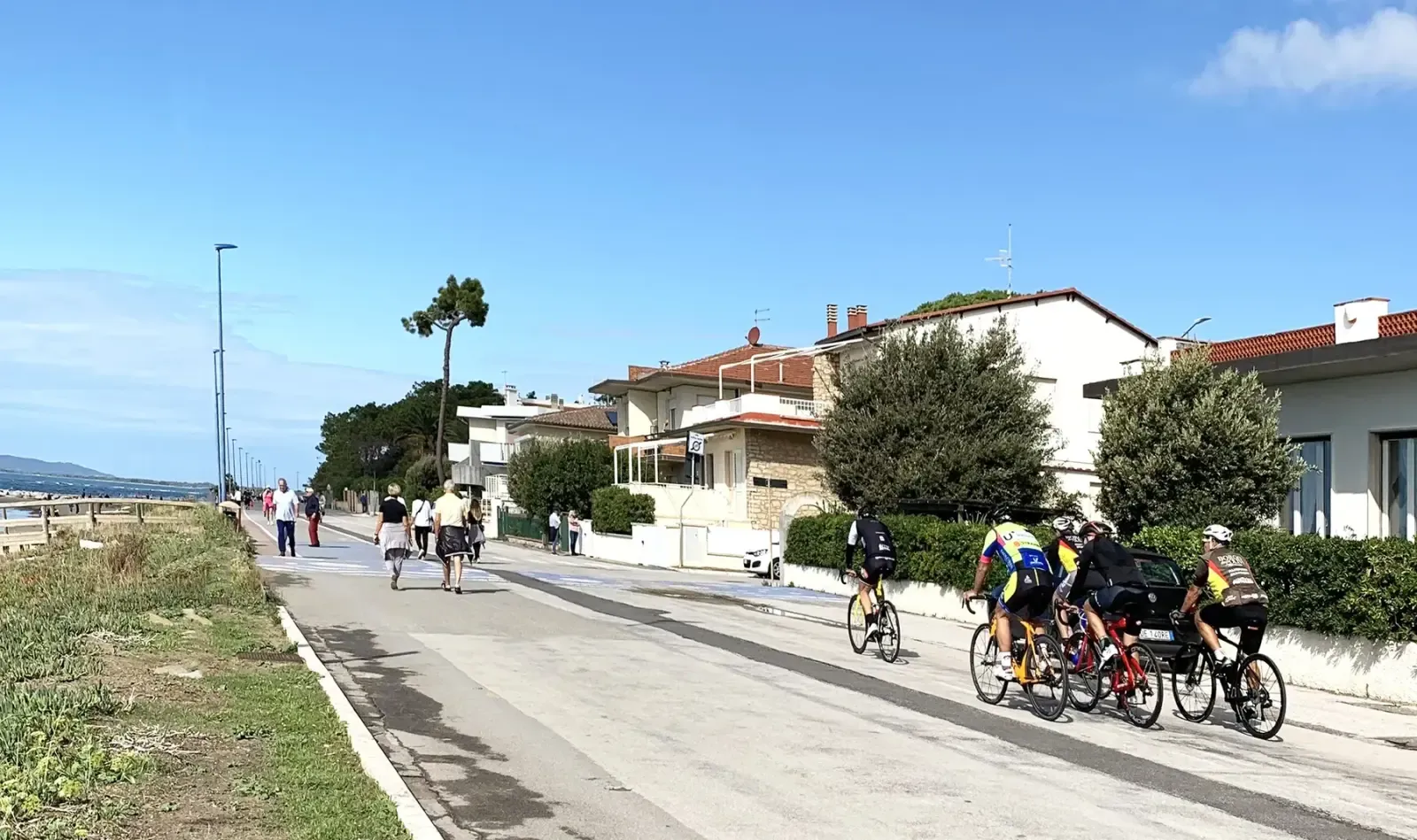 Ciclisti sulla pista ciclabile lungo il mare di Pratoranieri verso Follonica