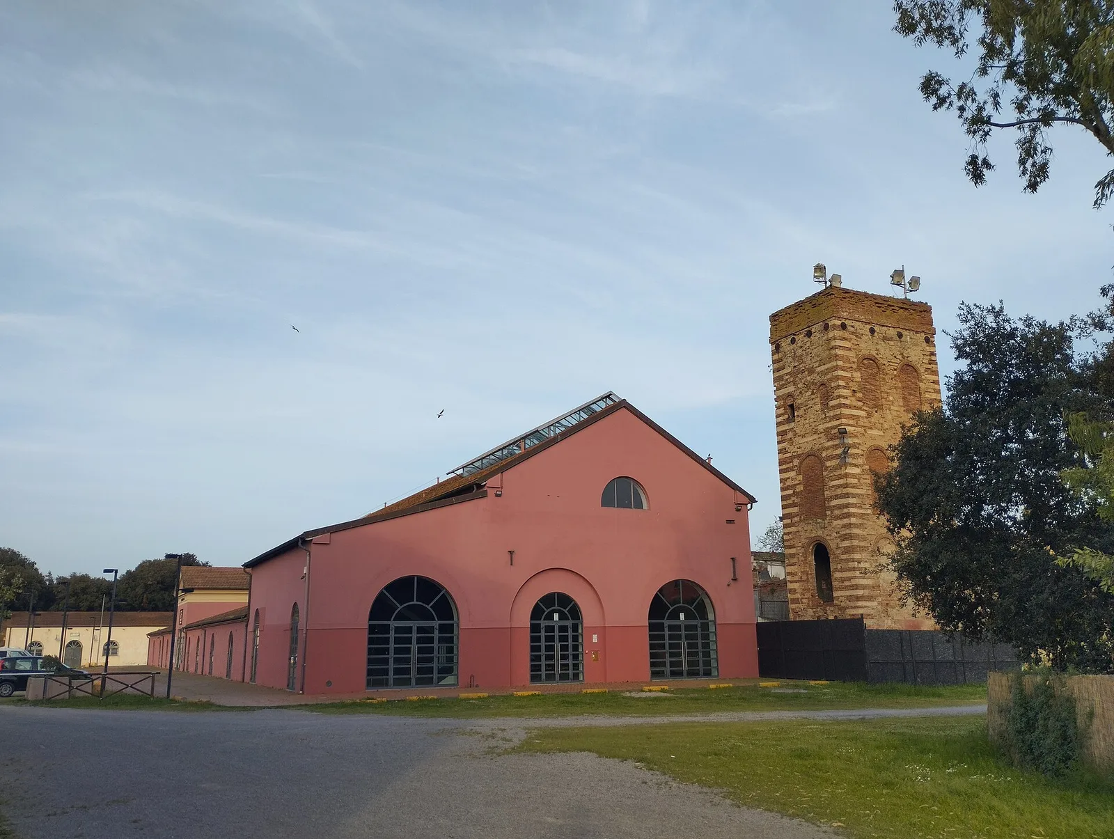 Il Teatro Fonderia Leopolda di Follonica con la torre idraulica in pietra accanto