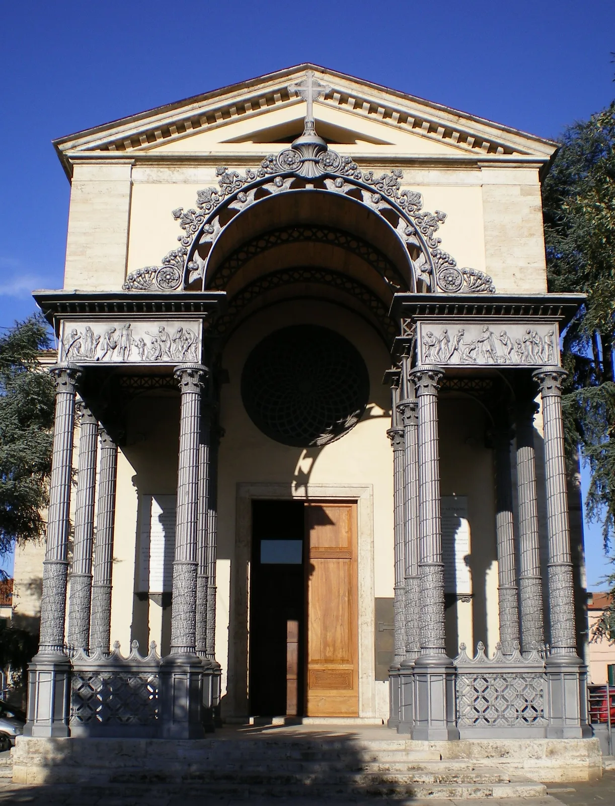 La facciata della chiesa di San Leopoldo a Follonica con il portico in ghisa traforata