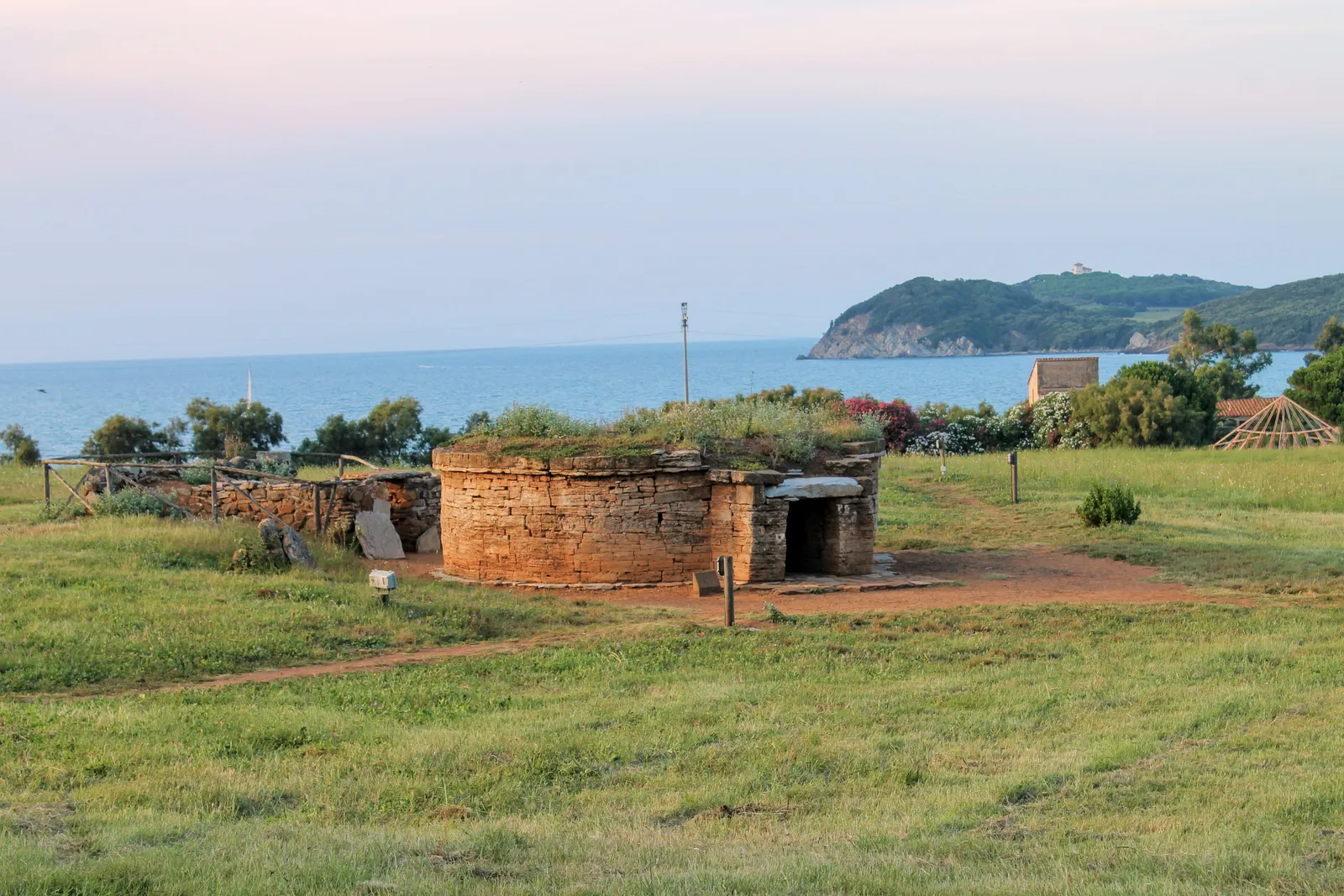 La Tomba delle Pissidi Cilindriche con il mare del Golfo di Baratti sullo sfondo