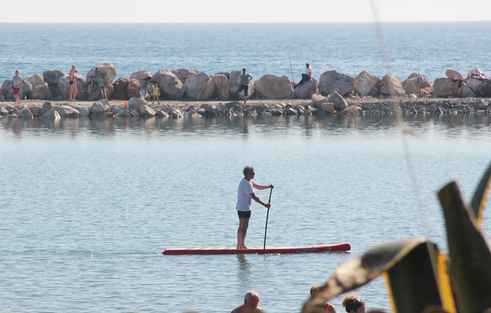 Un paddle surf davanti alla scogliera nel Golfo di Follonica