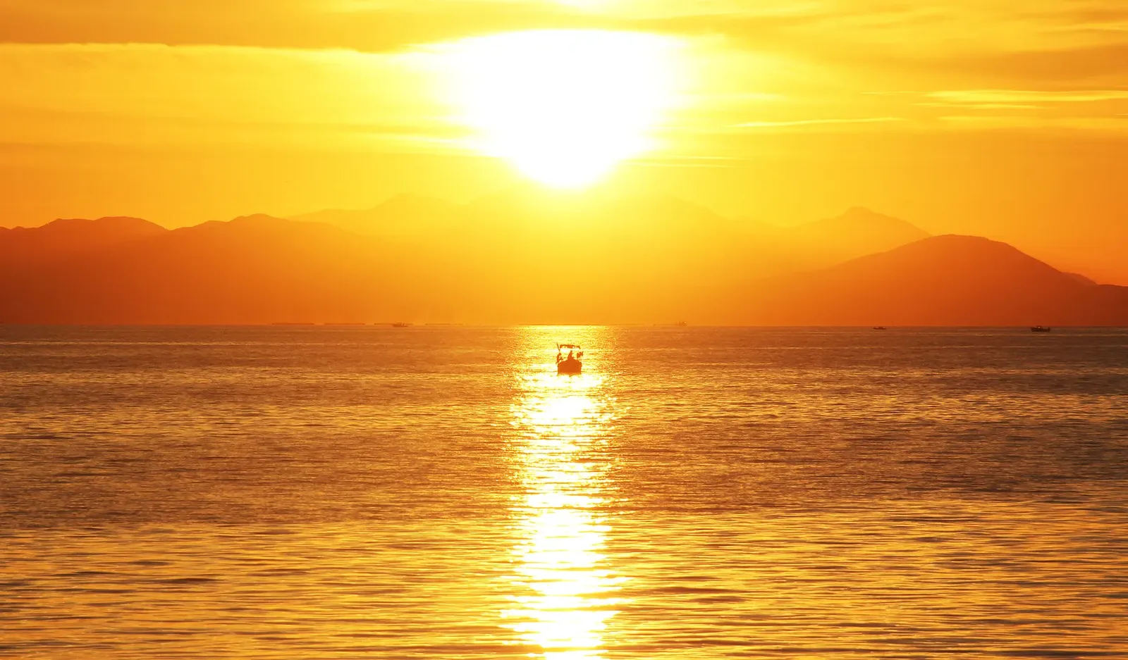 Tramonto sul mare di Follonica con l’Isola d’Elba all’orizzonte