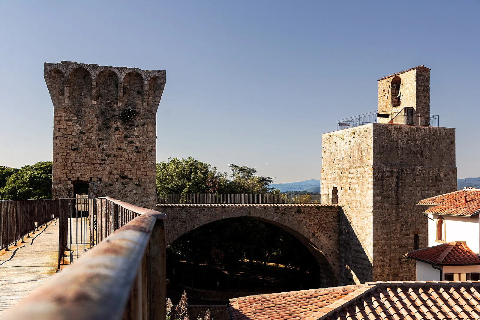 La Torre del Candeliere e l’arco senese a Massa Marittima