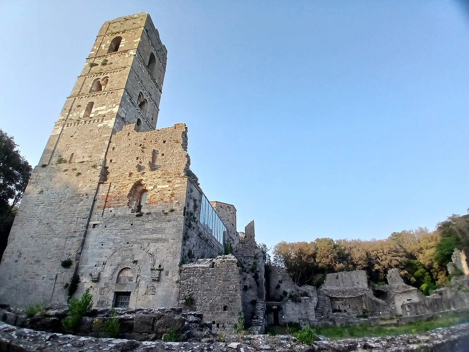 Il campanile romanico e la facciata dell’abbazia di San Rabano nel bosco dell’Uccellina