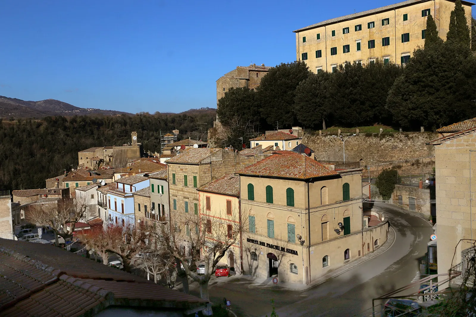 Il paese di Sorano visto dall’alto, con le case sulla rupe di tufo e le colline intorno