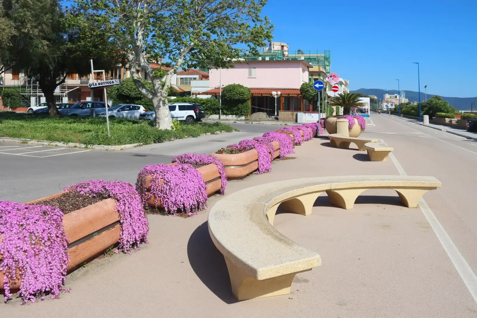 Panchine e fiori sulla passeggiata di Pratoranieri