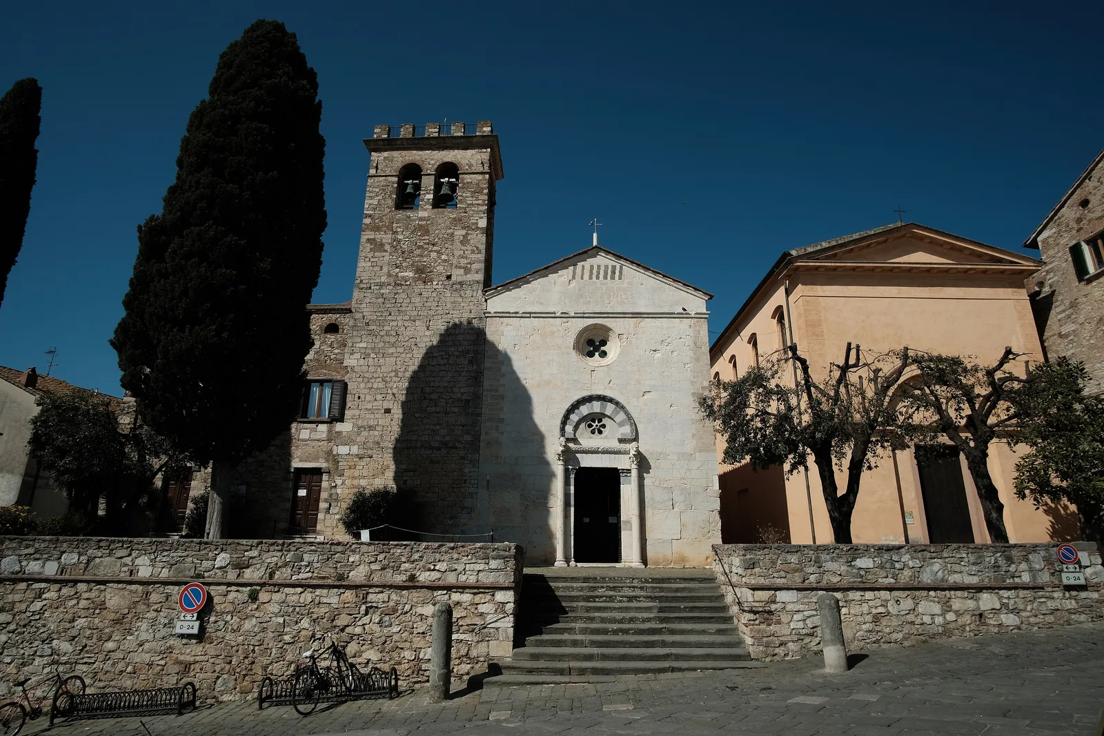 La pieve romanica di San Giusto a Suvereto con il campanile e la scalinata