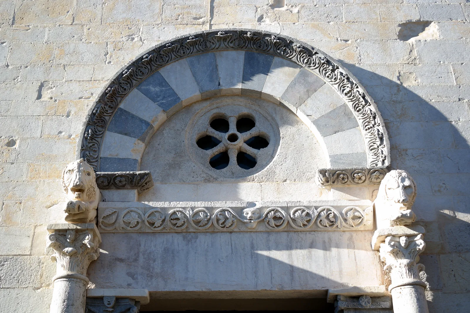 Il portale romanico della pieve di San Giusto con l’arco bicromo e i leoni sui capitelli