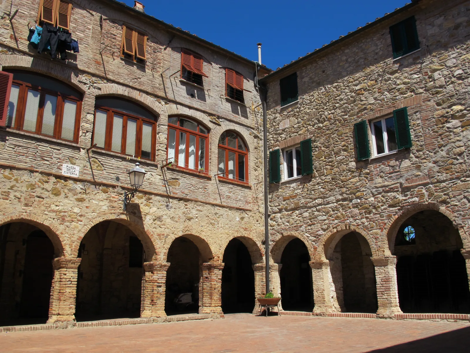 Il chiostro dell’ex convento di San Francesco a Suvereto con le arcate in mattoni