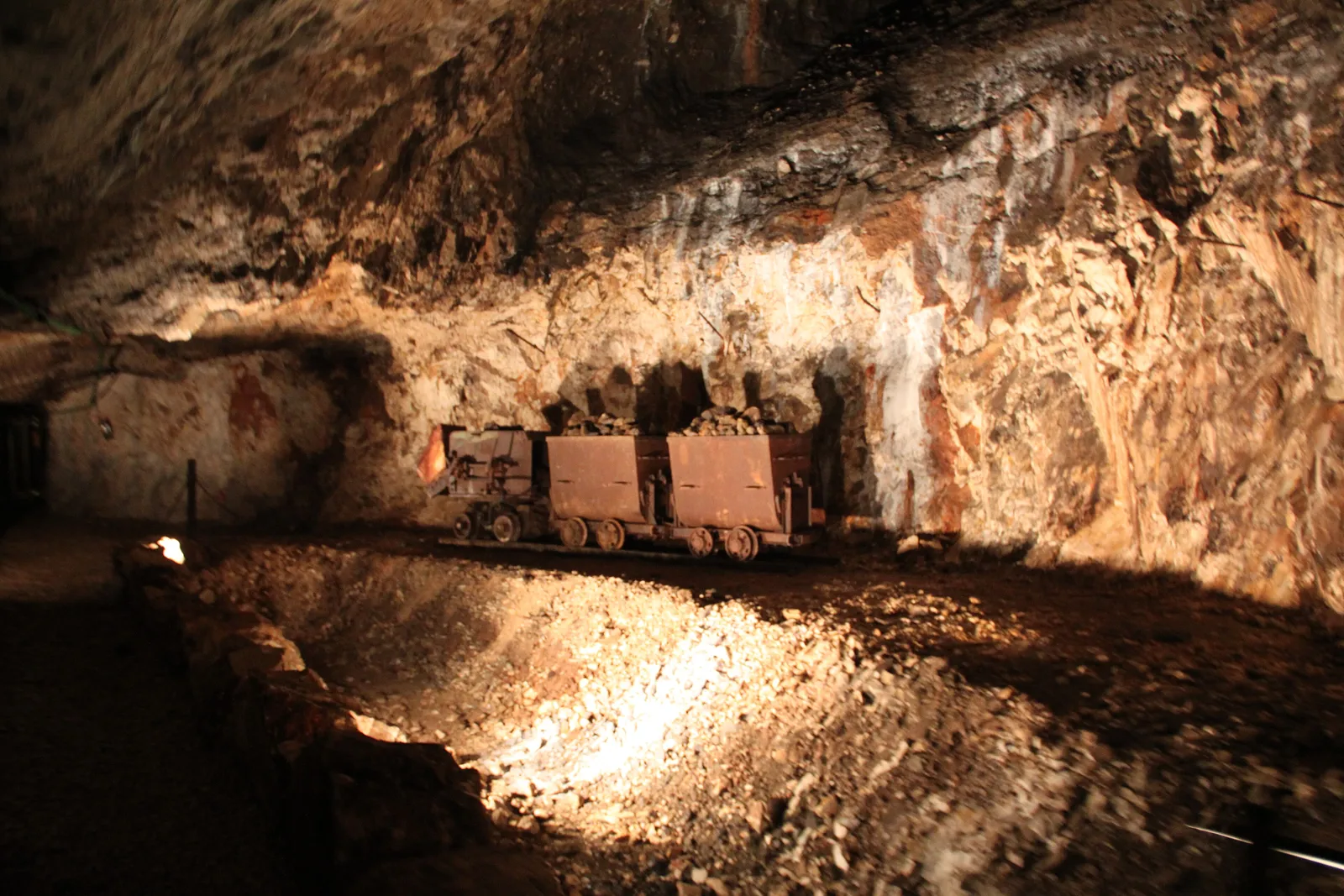 I vagoncini da miniera all’interno della Galleria Lanzi-Temperino nel Parco archeominerario di San Silvestro