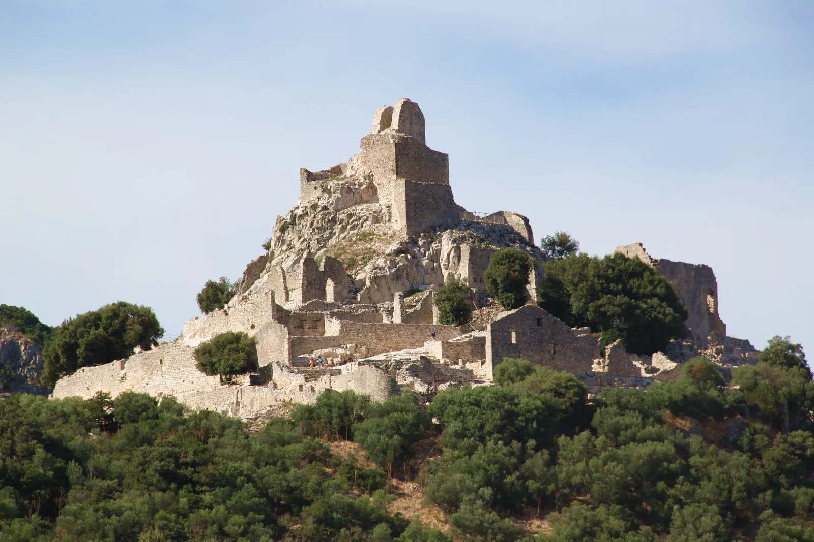 Le rovine del villaggio fortificato di Rocca San Silvestro sul crinale della collina
