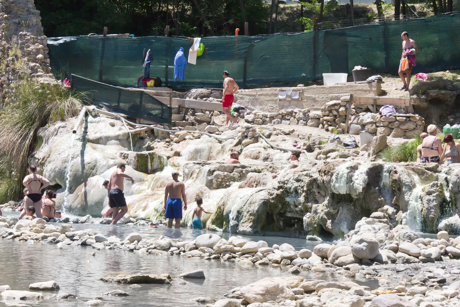 Le pozze termali libere dei Bagni di Petriolo lungo il fiume Farma