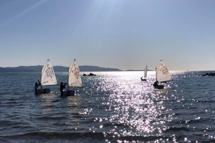 Barche a vela sul mare a Follonica