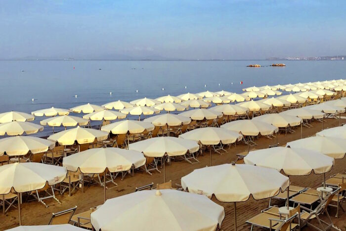 Ombrelloni sulla spiaggia a Follonica