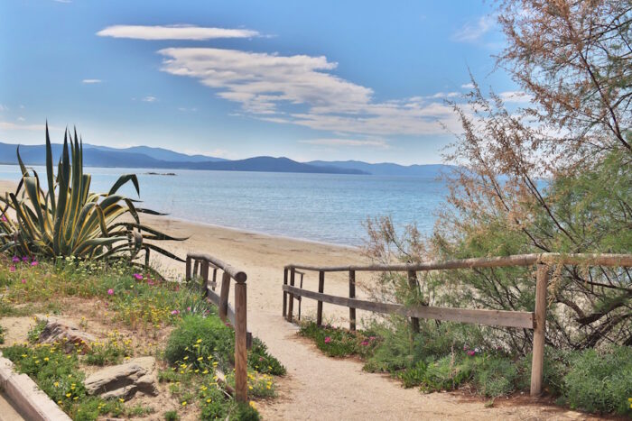 Scendere in spiaggia a Follonica